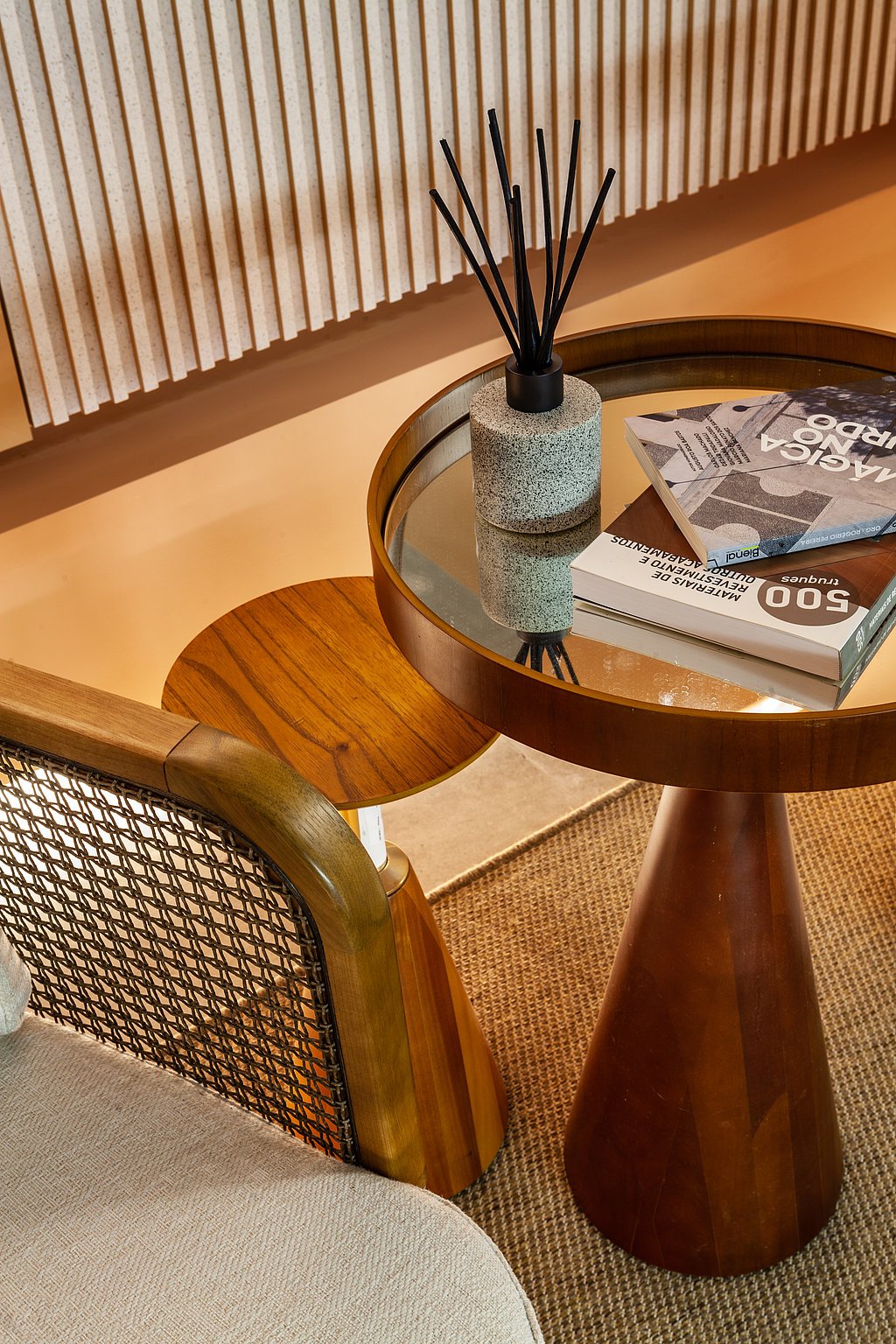 Abstelltisch neben Stuhl mit Büchern Abstelltisch neben Stuhl mit Büchern