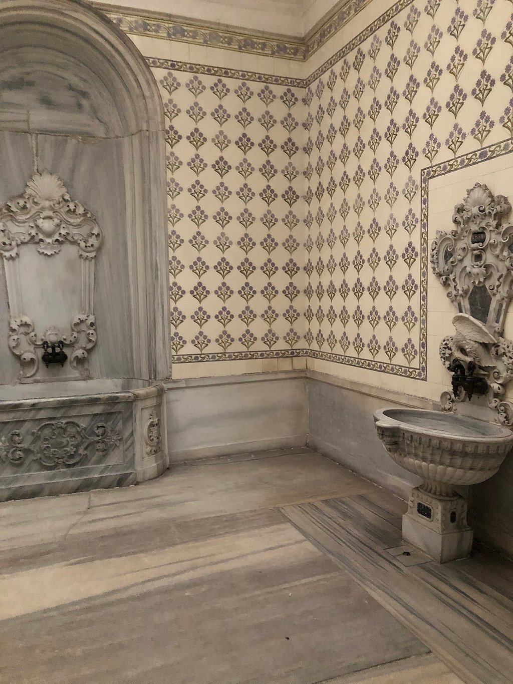 Dolmabahce_Palace_3.jpg Dolmabahce_Palace_3.jpg